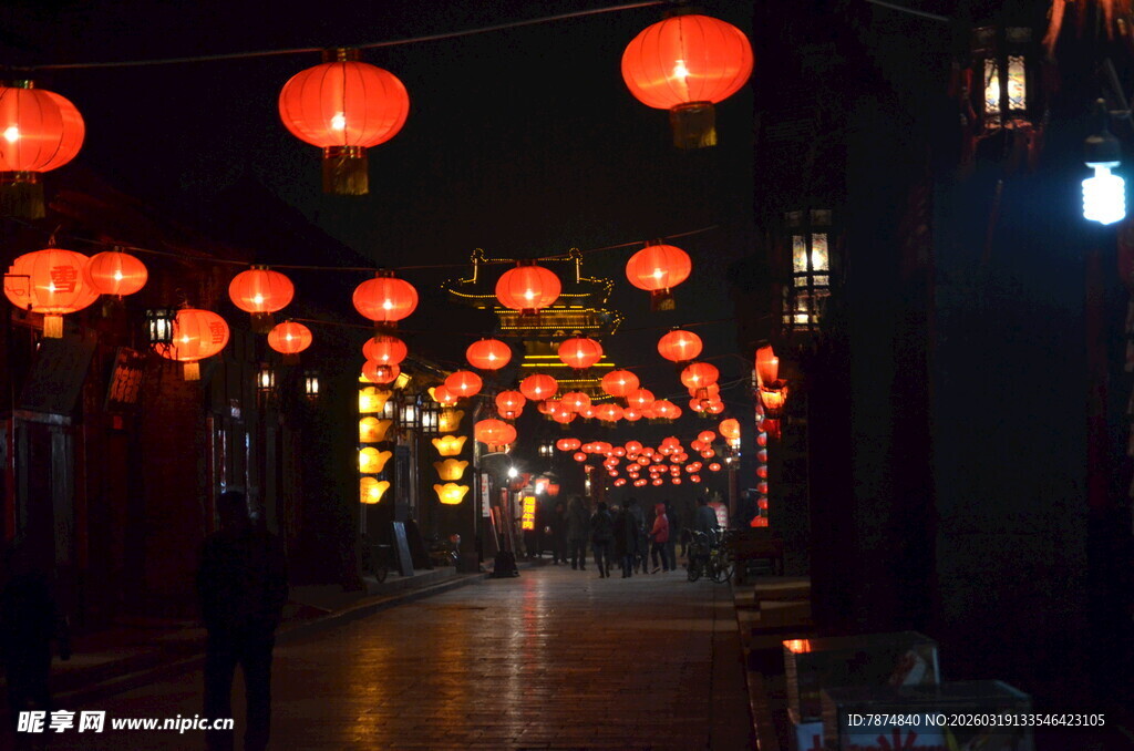 古巷红灯笼营造温馨夜景