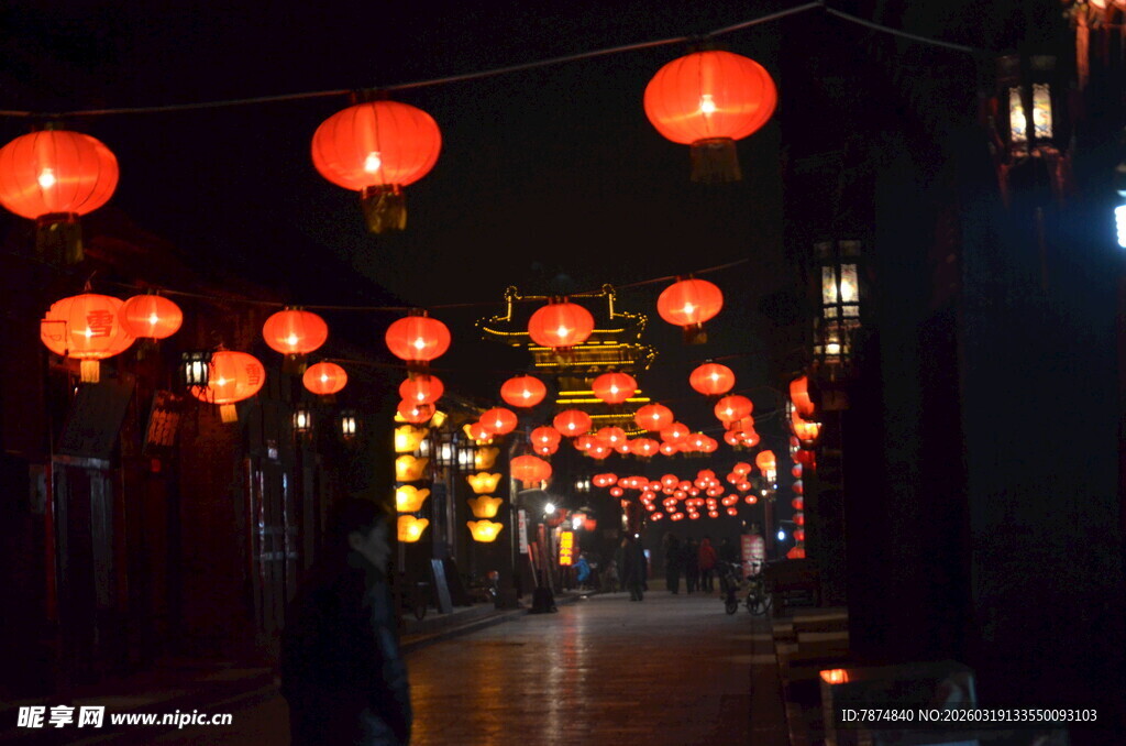 古巷红灯笼营造温馨夜景