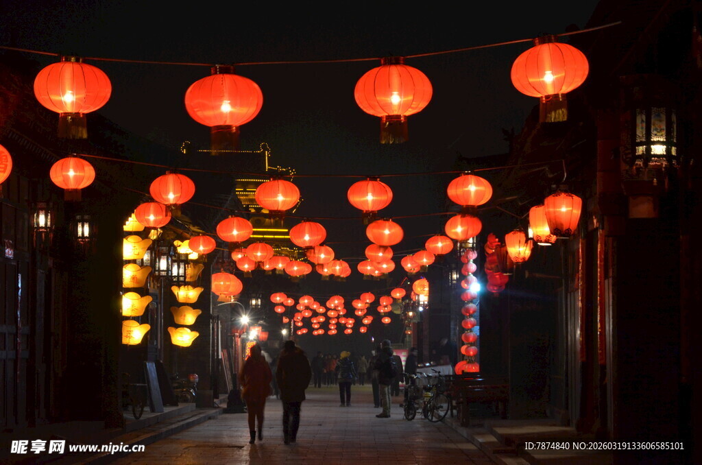 古巷中悬挂的夜灯笼景色
