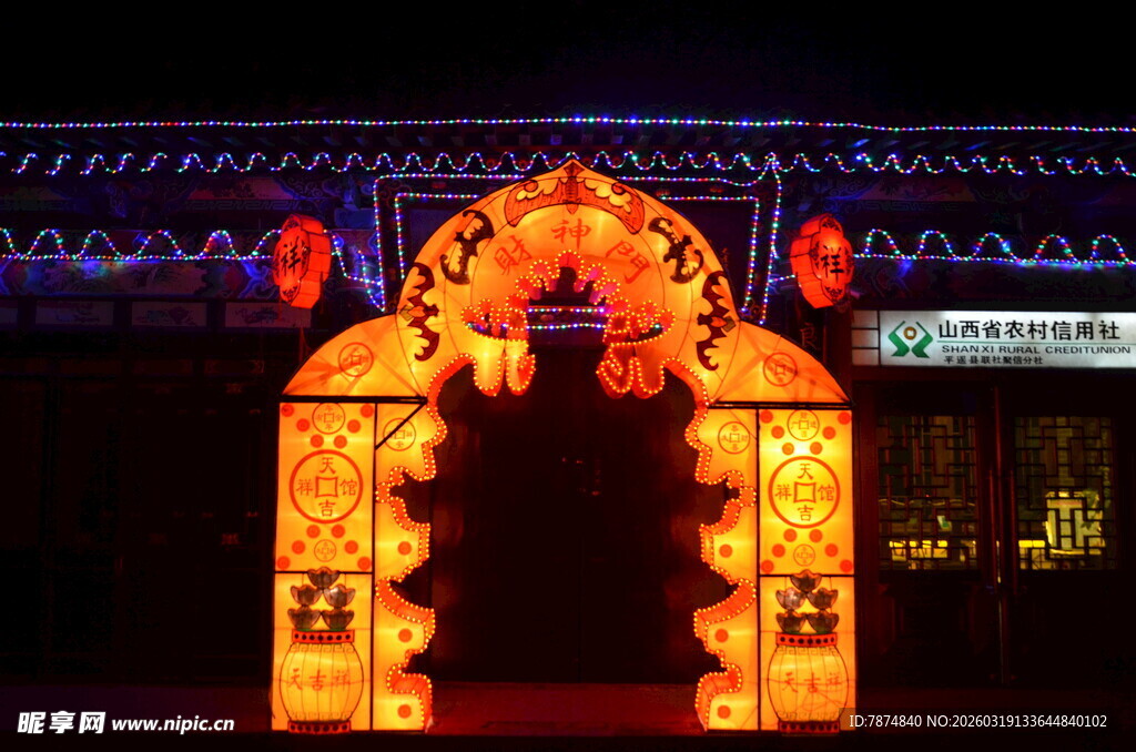 传统中式灯笼拱门夜景