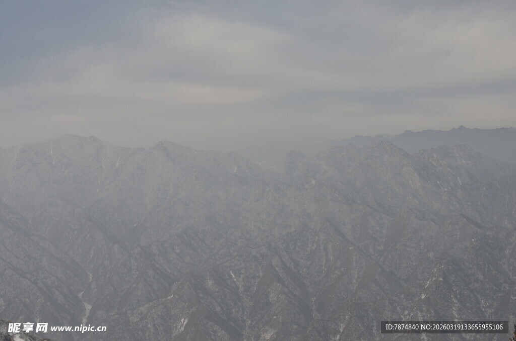 雾中朦胧山林景色