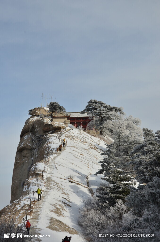 雪覆山峰上的建筑景观