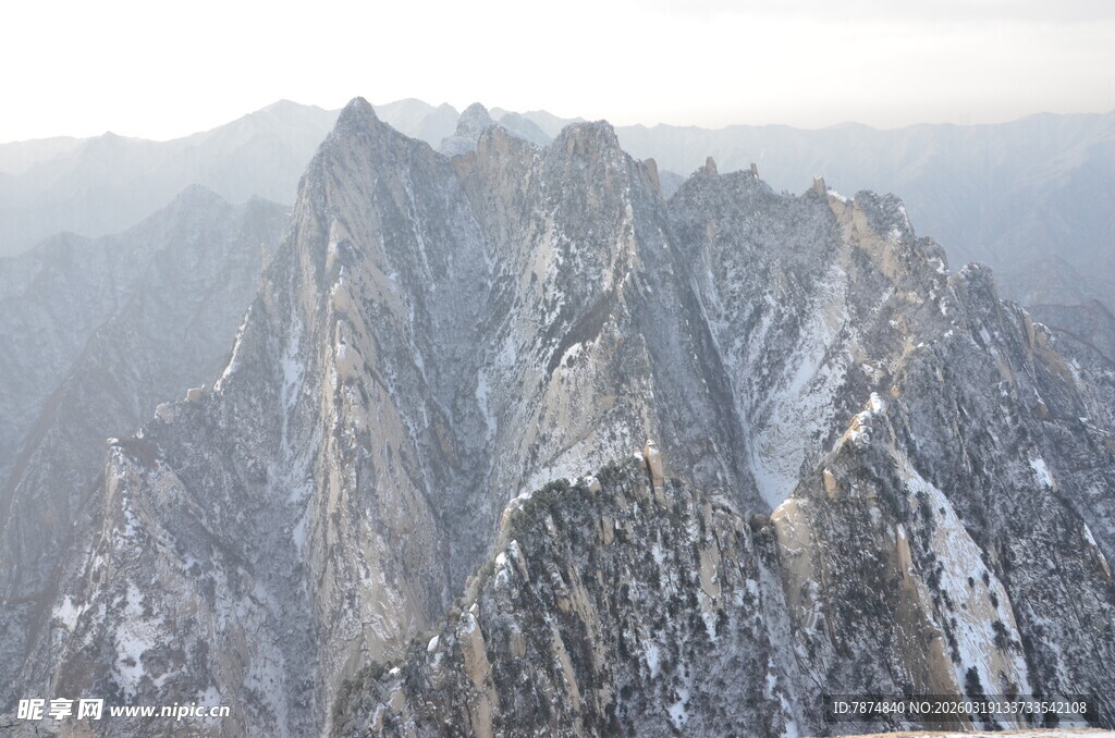 巍峨雪山壮丽山峰景观
