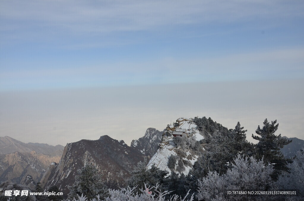 雪覆山峦美景