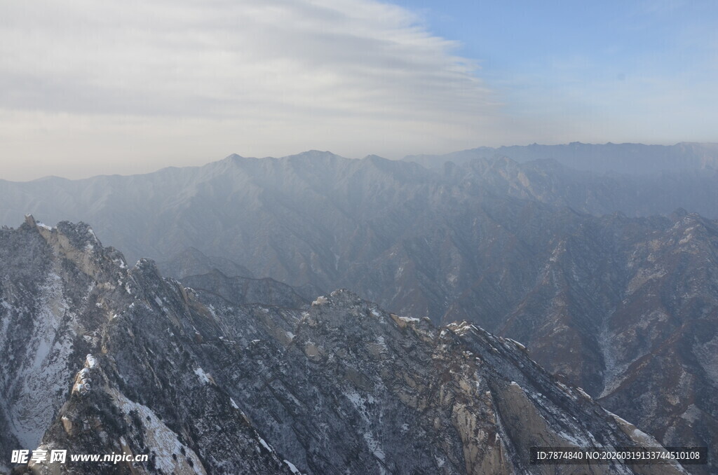 雪覆山峦壮丽景观