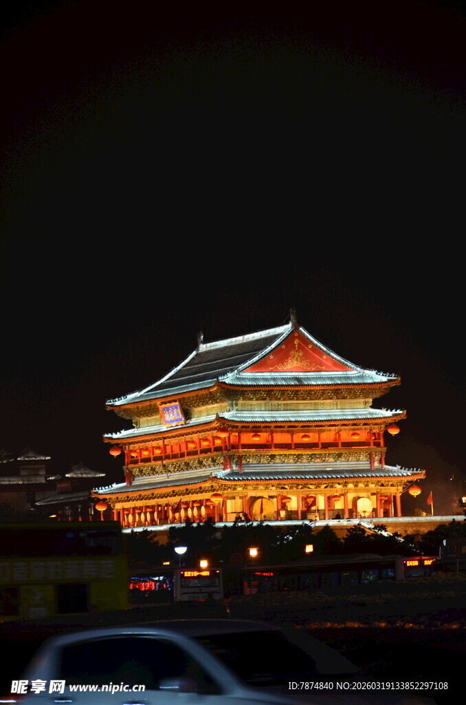 夜晚灯火辉煌的中式古建筑