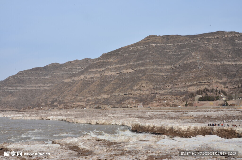 黄河边的荒凉山丘景色