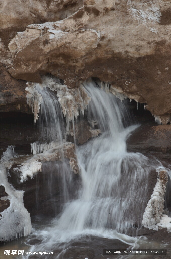 山间冰瀑流水景观