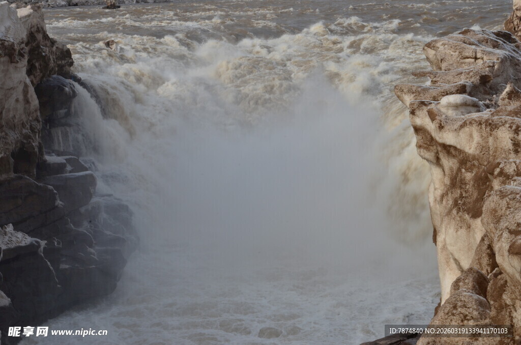 黄河壶口瀑布壮观景象