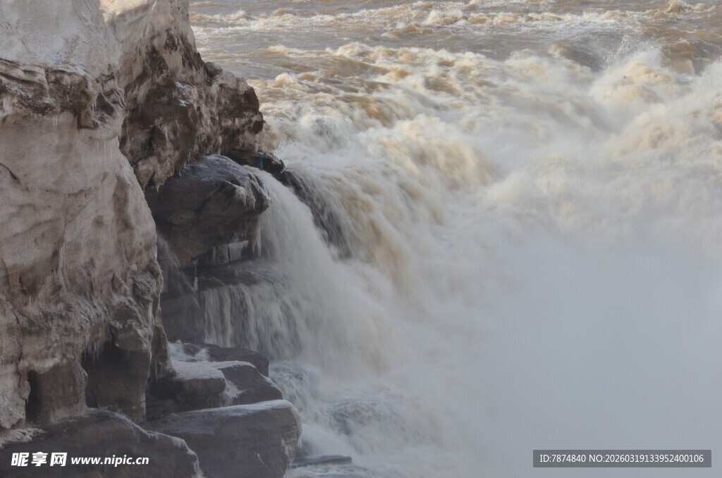 汹涌河水冲击岸边石壁