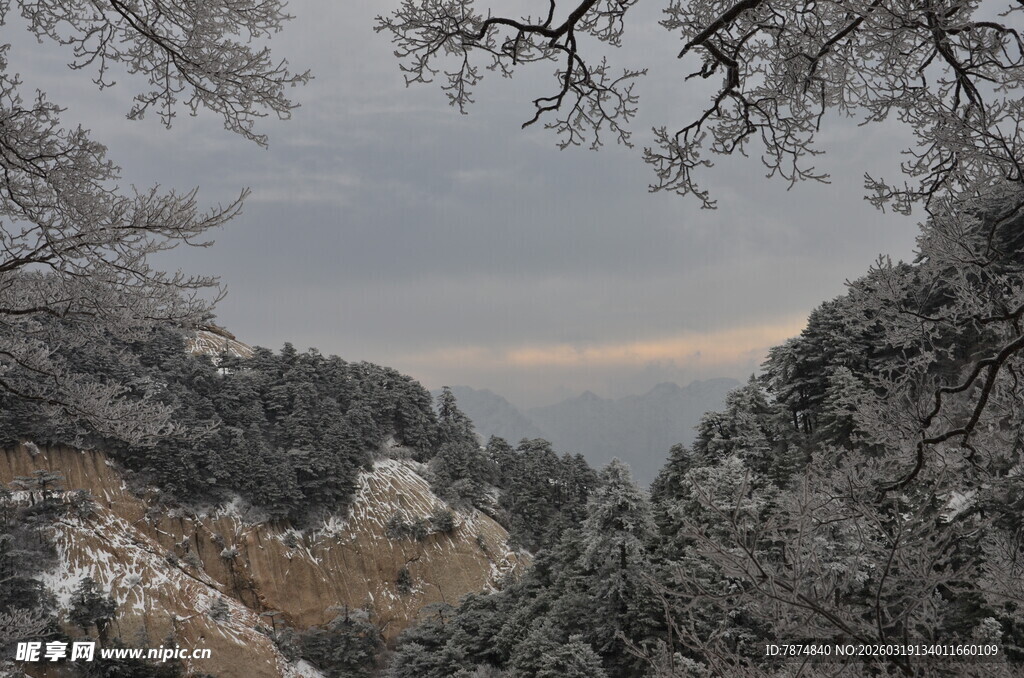 雪后山林中的静谧古建筑