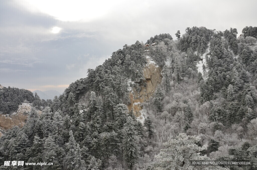 雪覆山林美景