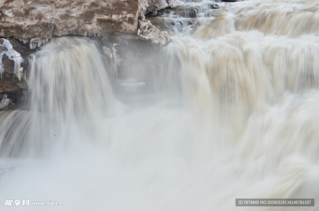 湍急水流瀑布景观