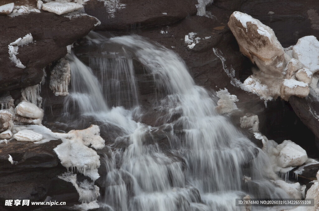 山间冰雪瀑布景观
