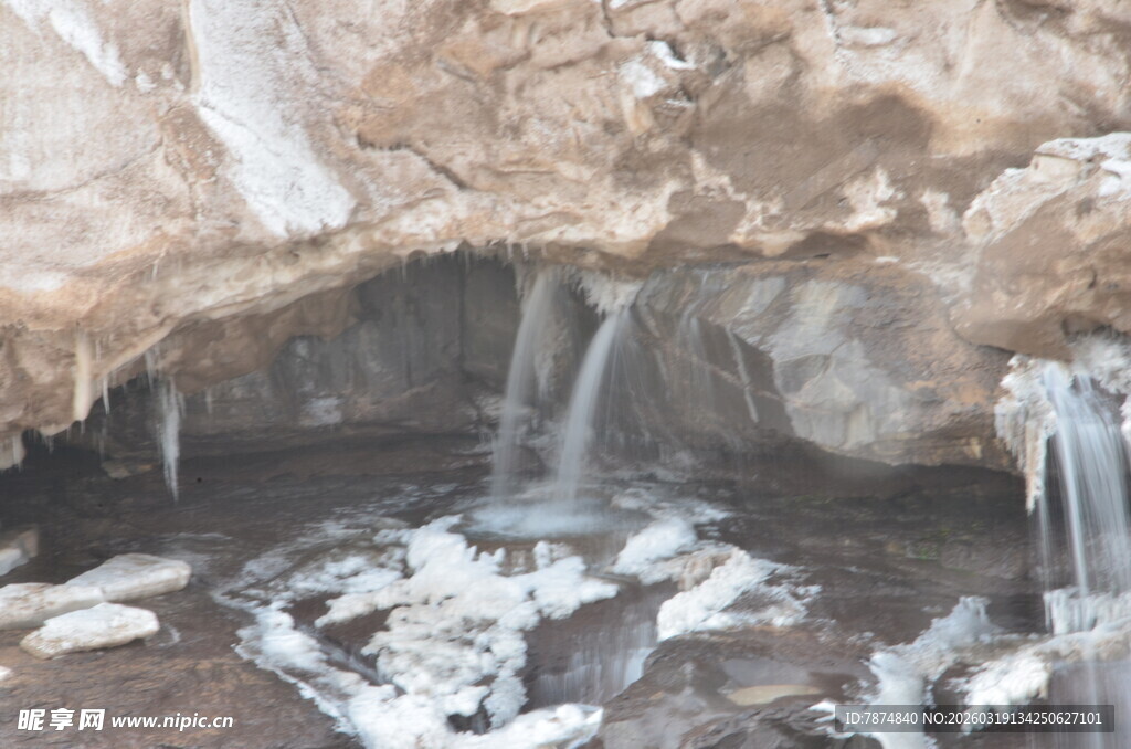 洞穴内的冰柱与碎冰景观