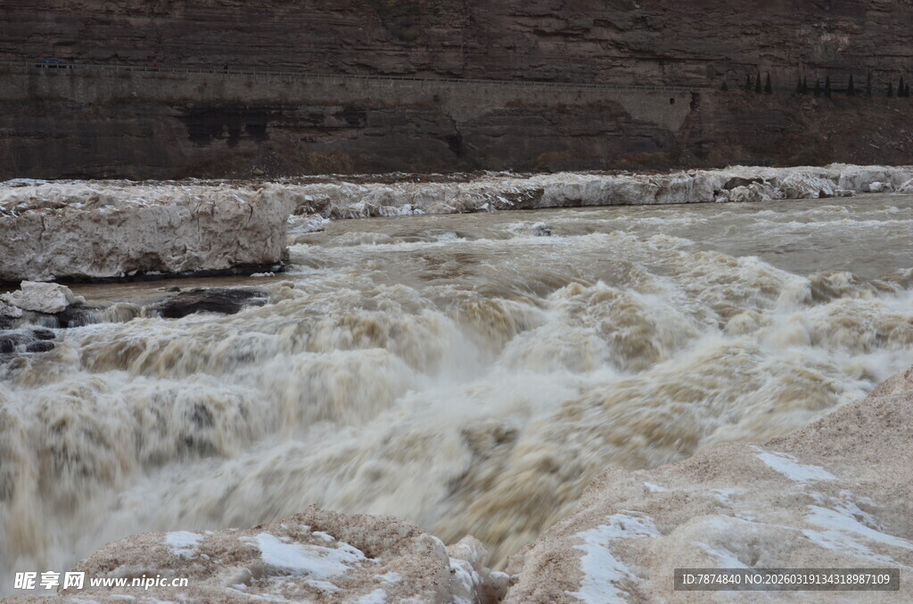 黄河奔腾的汹涌壮观景象