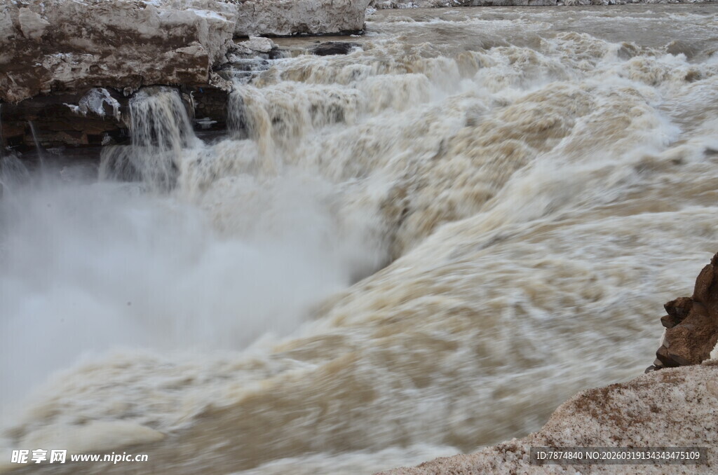 湍急河流瀑布景观