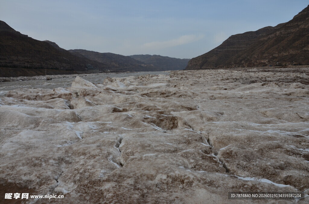 干旱河谷中的荒芜地貌