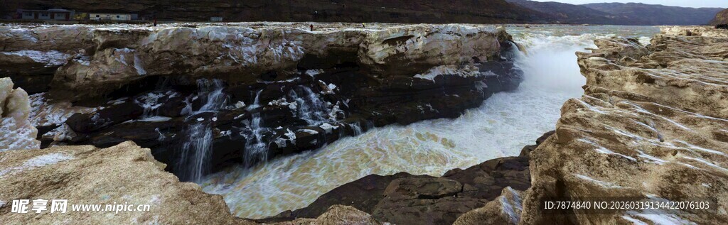 海边礁石与涌动的白色浪花