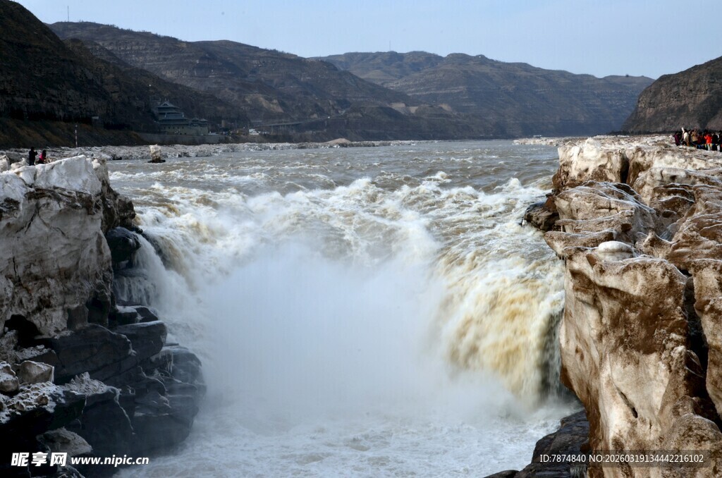 壶口瀑布壮观水流景象