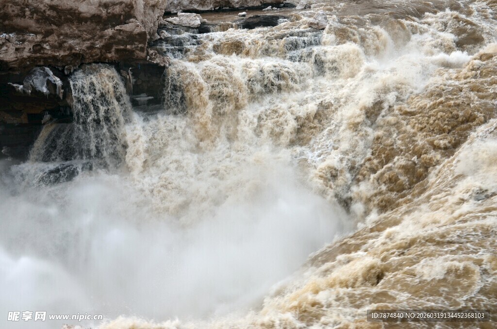 湍急瀑布水流奔腾景象