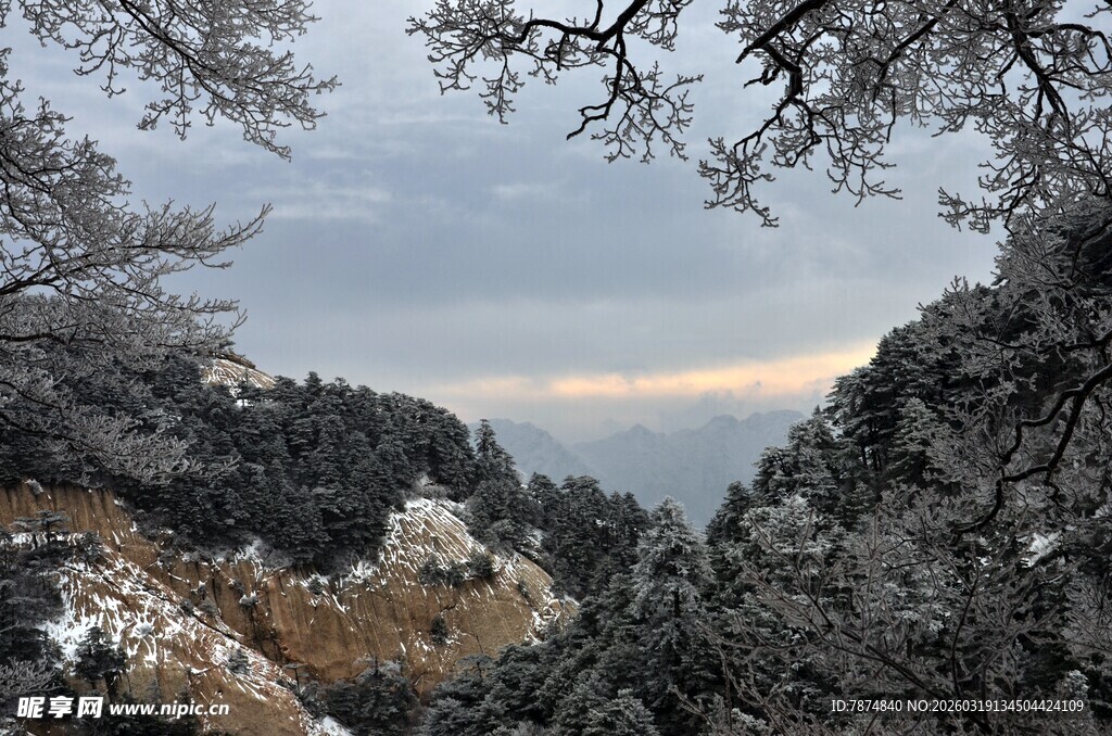 雪覆山林间的壮美景色