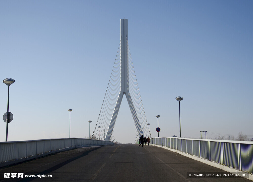 现代大桥横跨天际