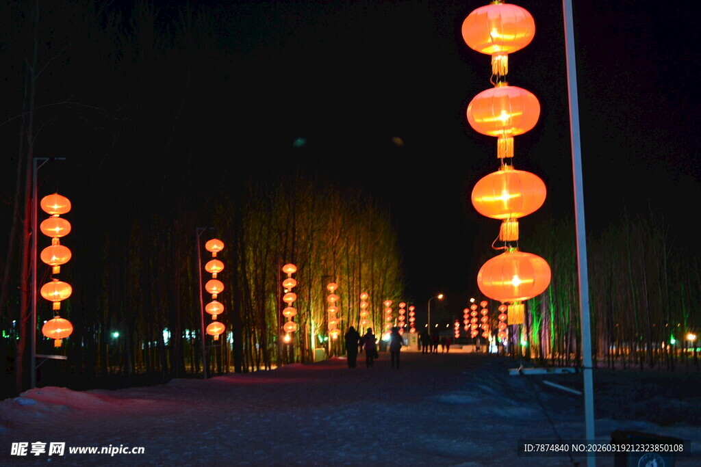 夜晚街头的喜庆红灯笼