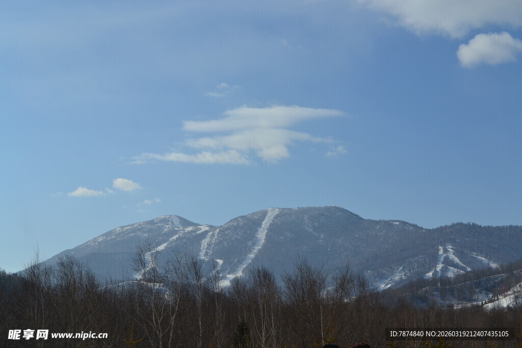 雪山远景 蓝天映衬下的壮美