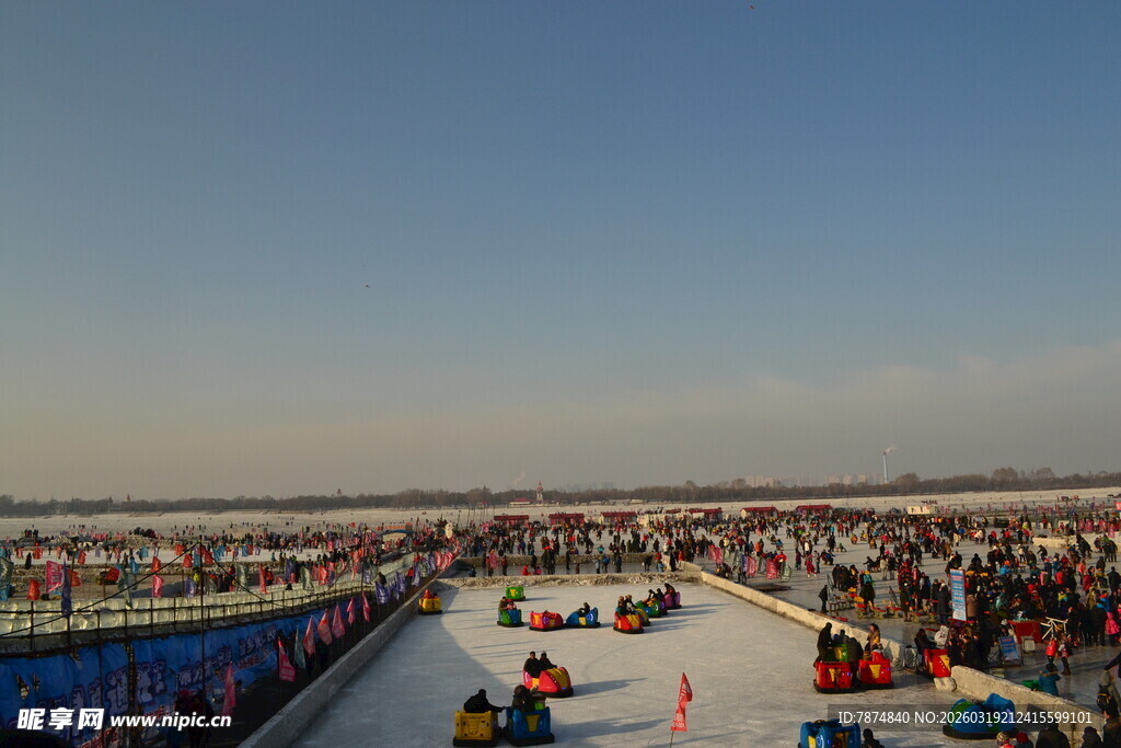 冬日冰面热闹游乐场景