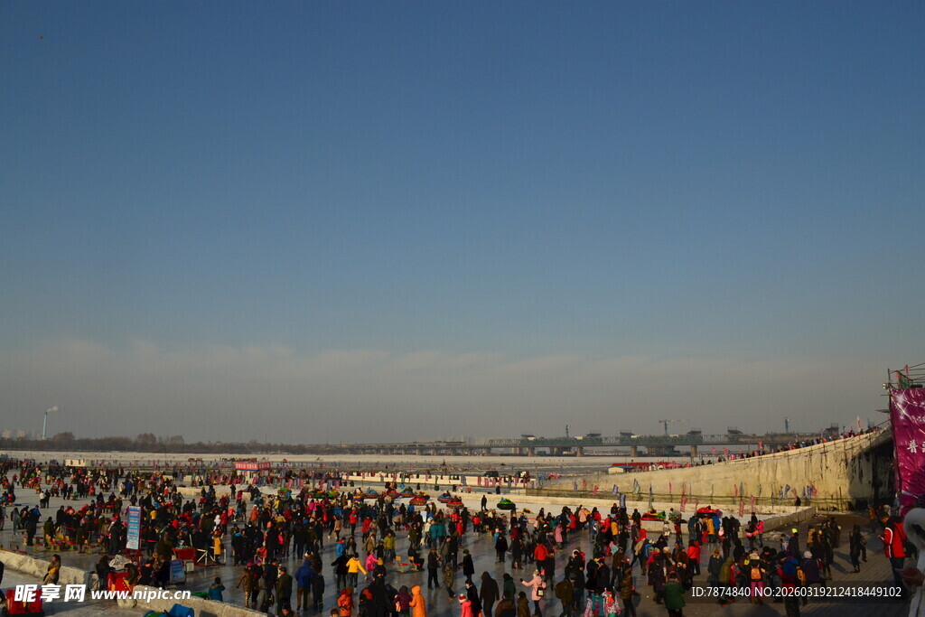 热闹的户外人群聚集场景