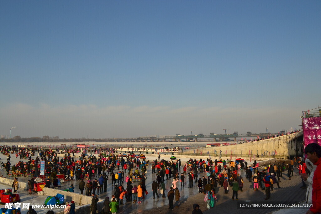 热闹集市人群熙攘场景