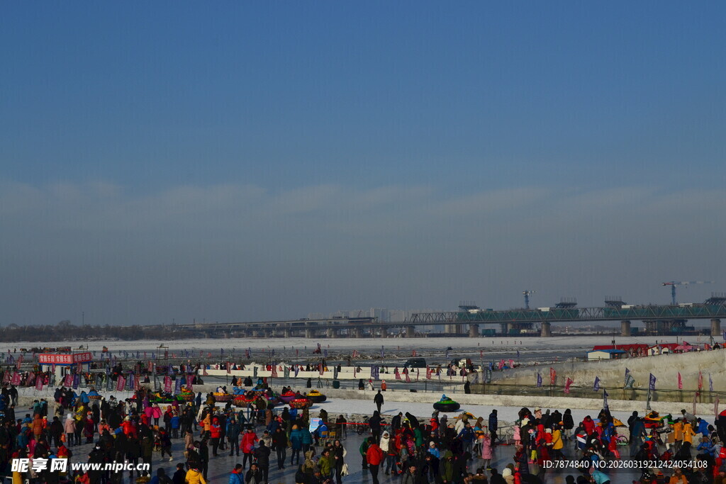 大型户外人群聚集场景