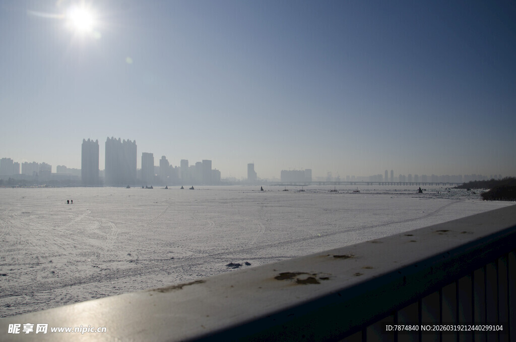 冬日江畔城市风光