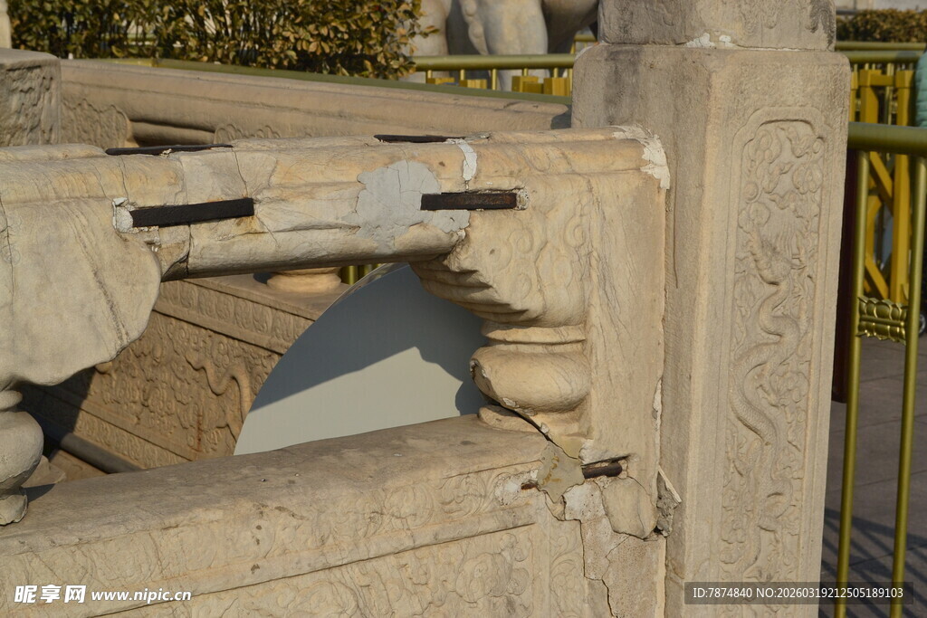 古老石构件特写