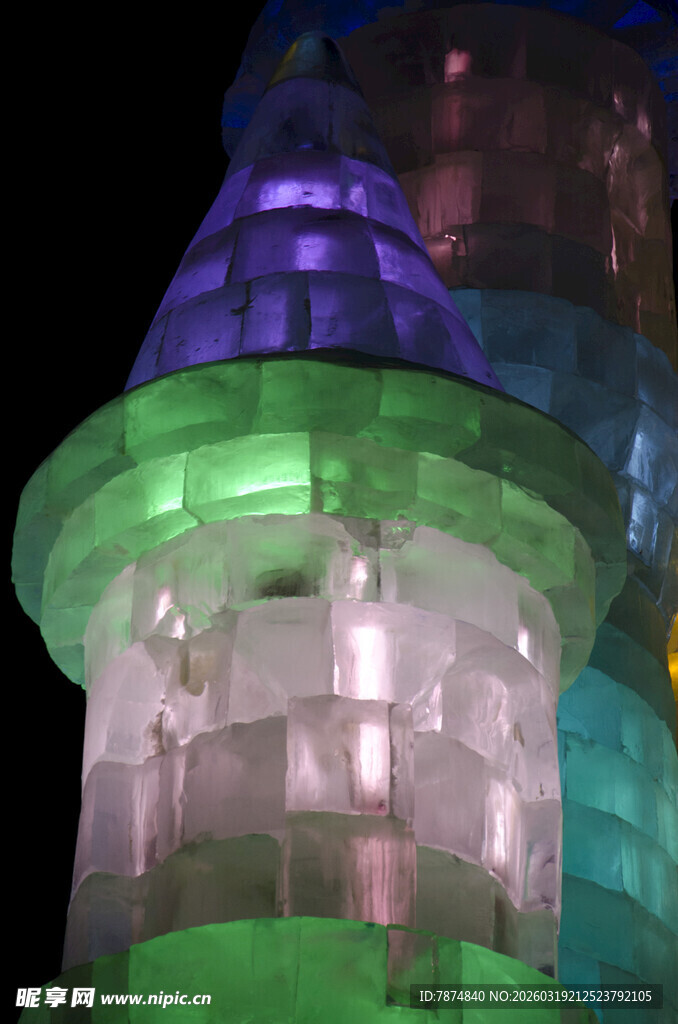 彩色灯光下的梦幻冰塔