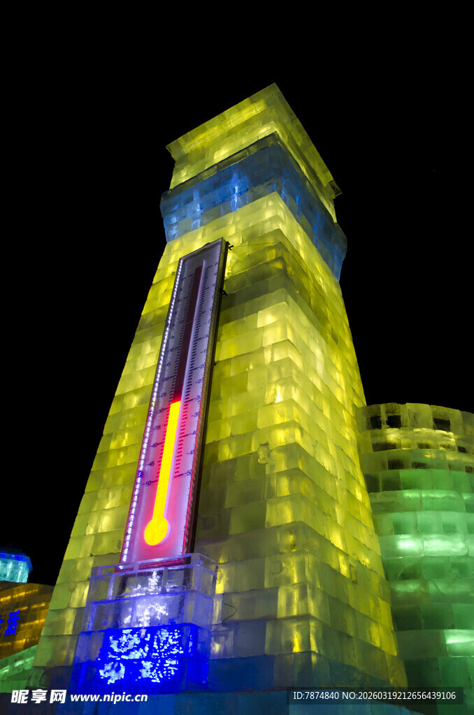 璀璨冰雕塔楼夜景