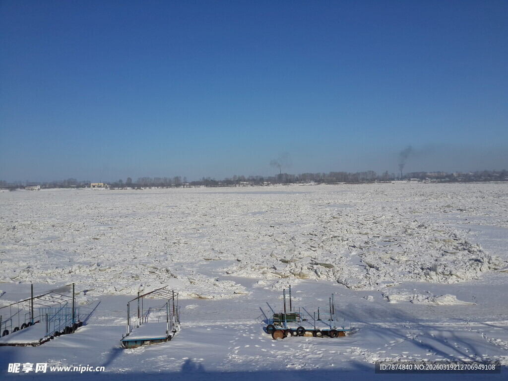 冬日冰封雪地广阔景象