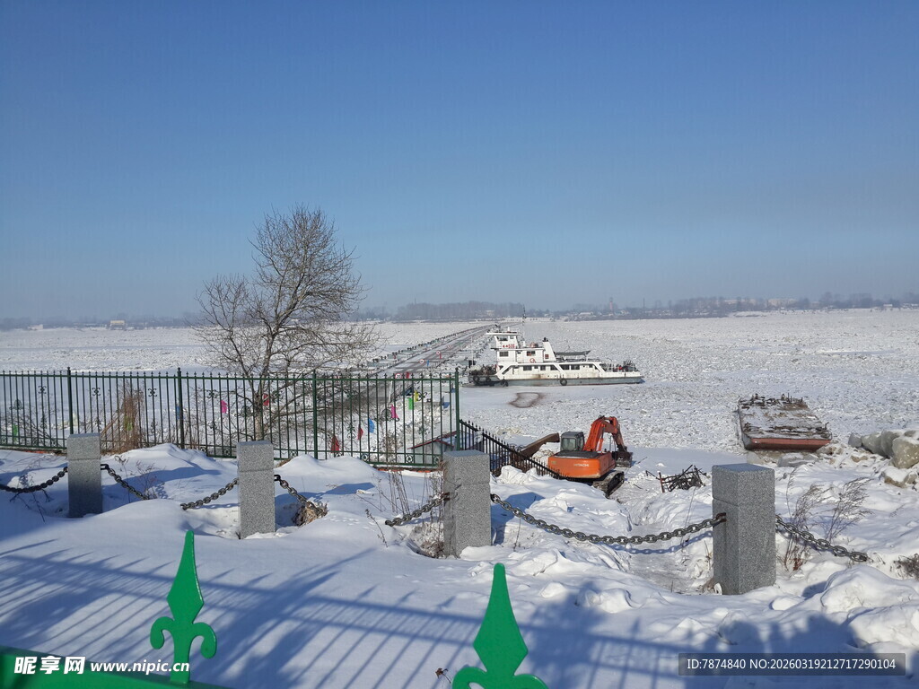 冬日雪景中的村庄景象
