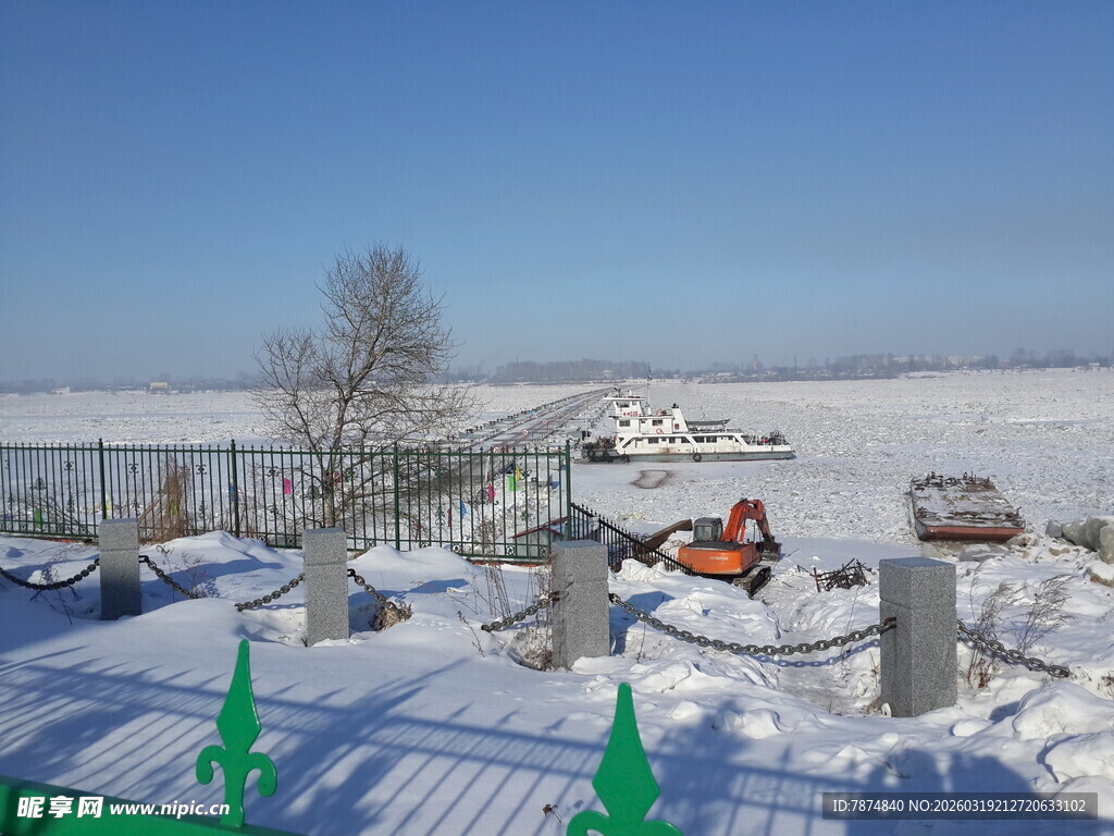 冬日雪景中的户外景象