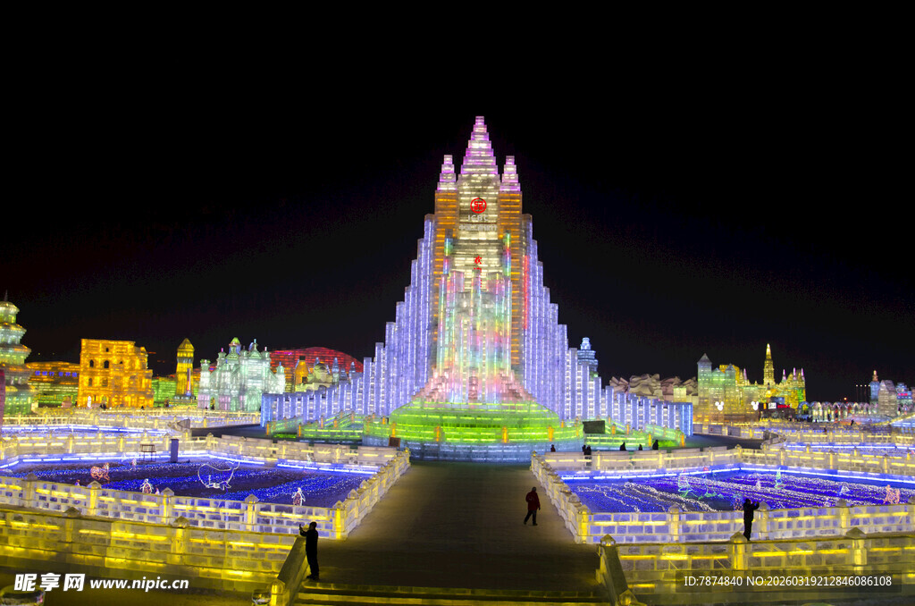 梦幻冰雕夜景 璀璨夺目