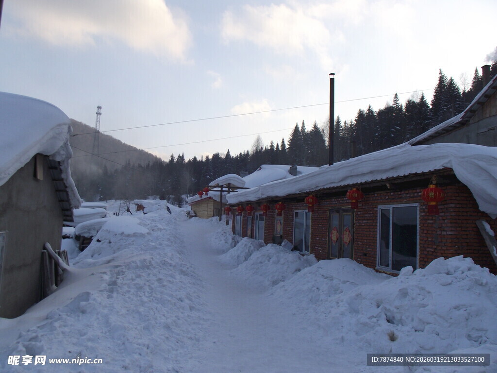 雪覆村庄景象