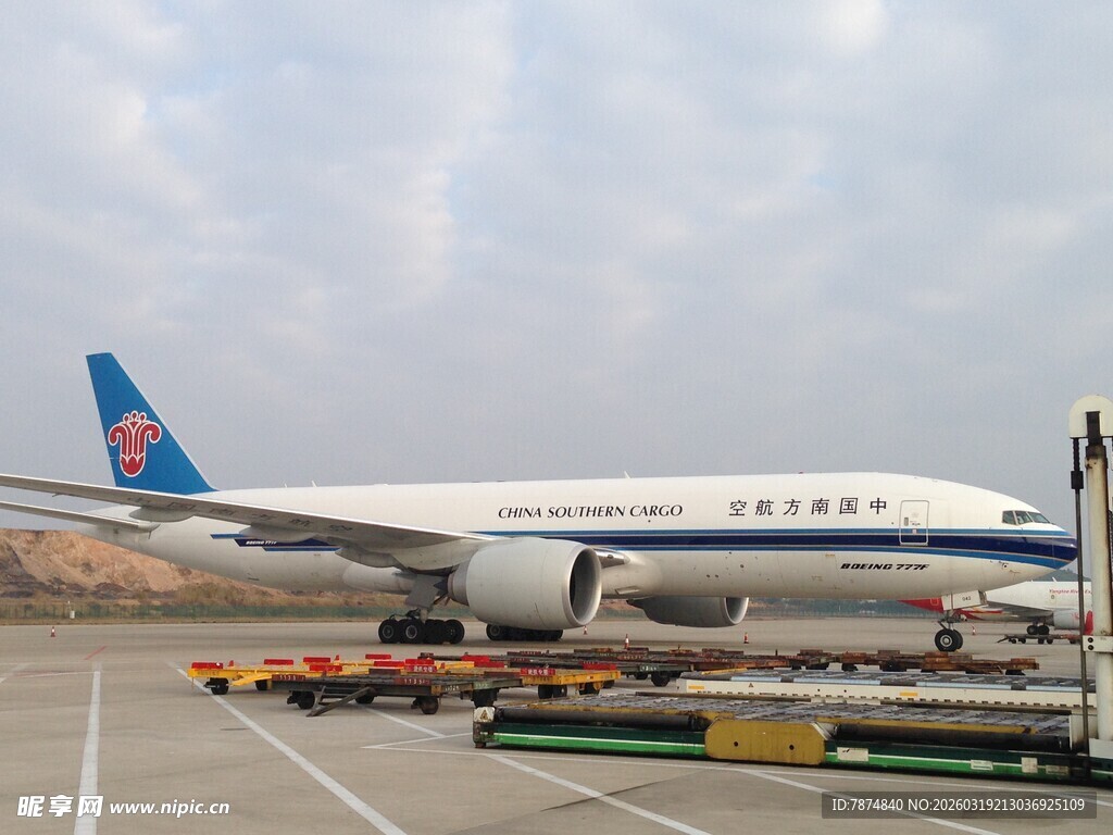 机场停机坪上的大型客机