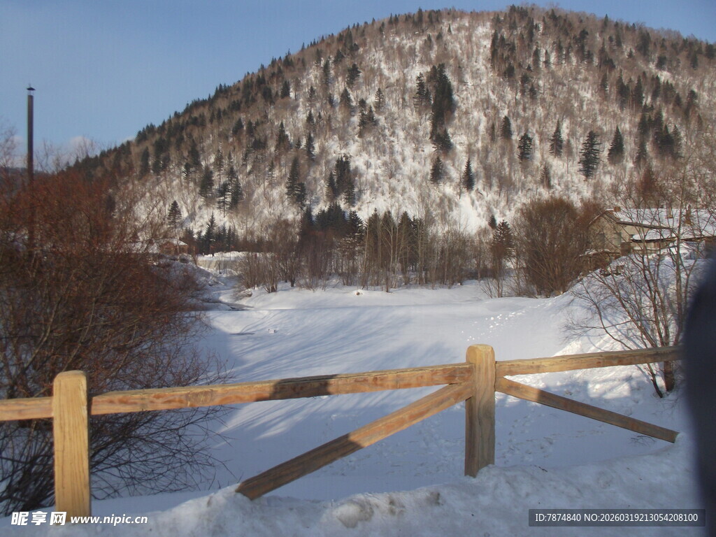 冬日雪景中的木栅栏与远山