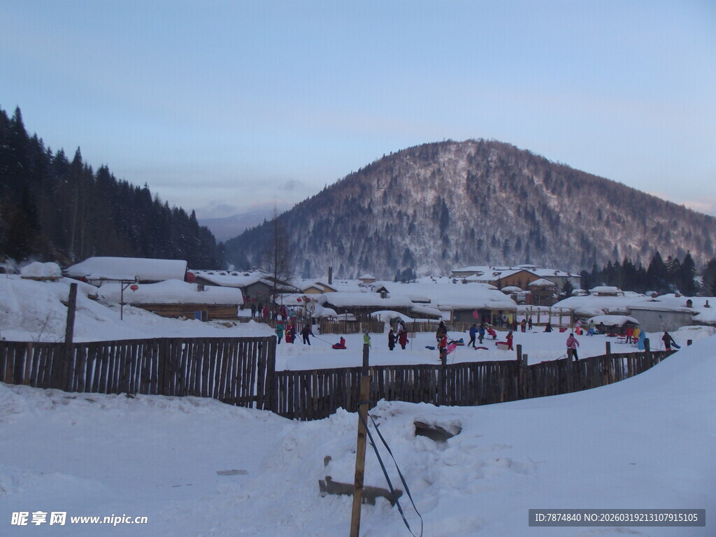 雪覆山村 静谧冬日景象