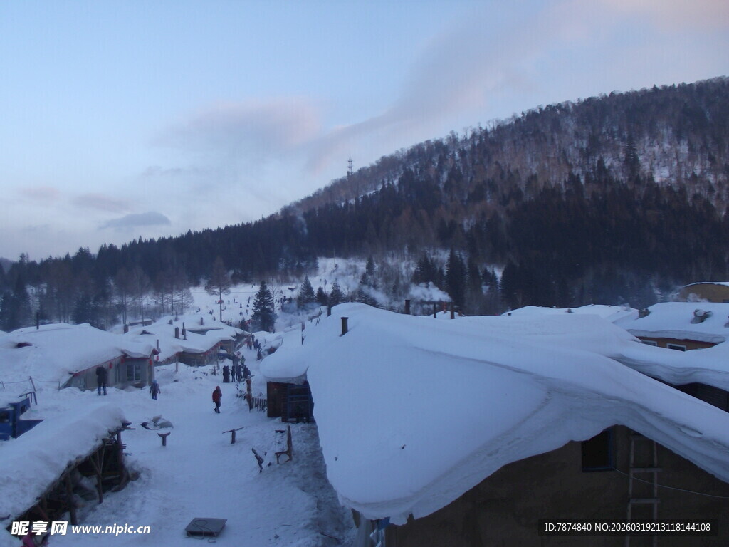 冬日雪覆山村美景