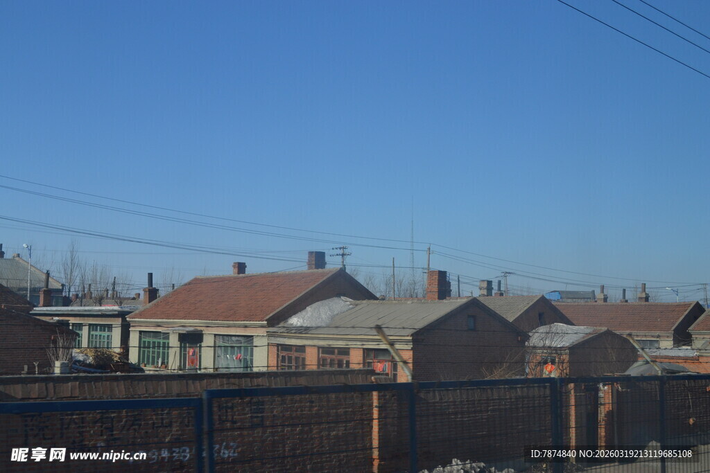 乡村民居 蓝天映衬下的宁静