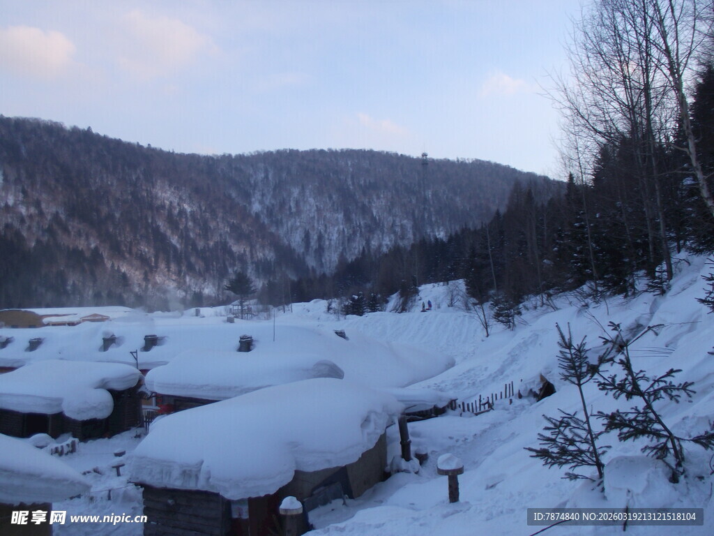 雪覆山村美景