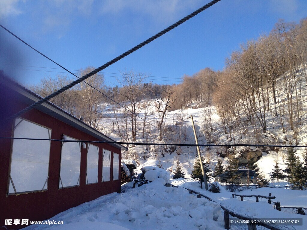 冬日雪景中的山间小屋