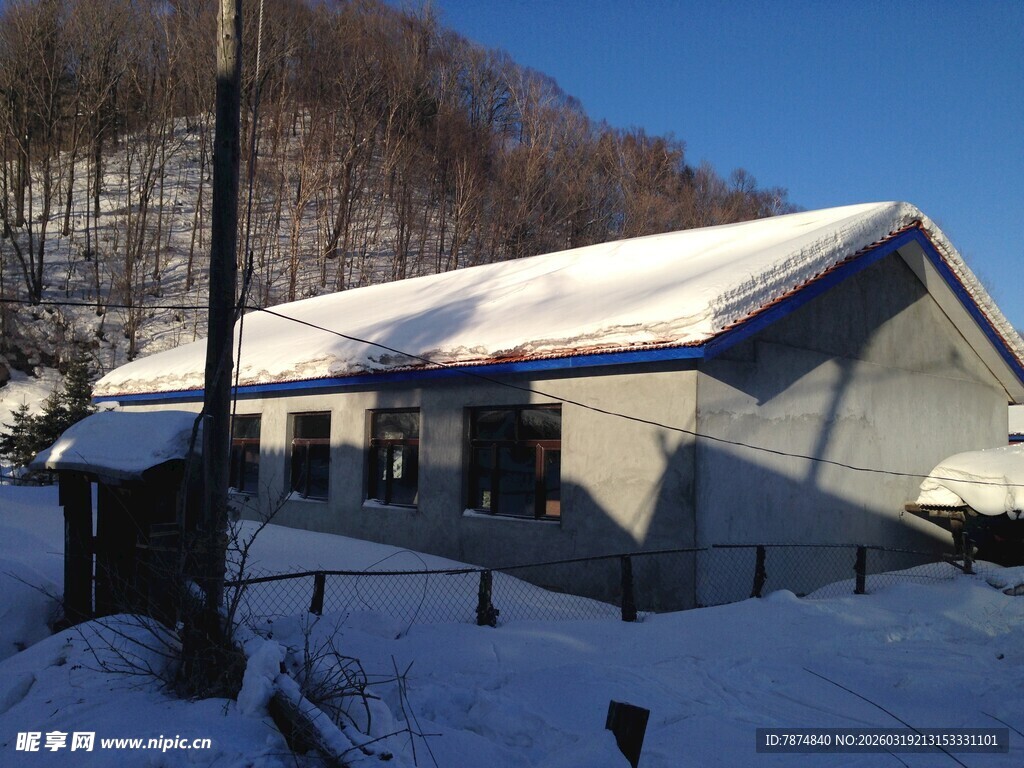 雪覆小屋 冬日静谧景致
